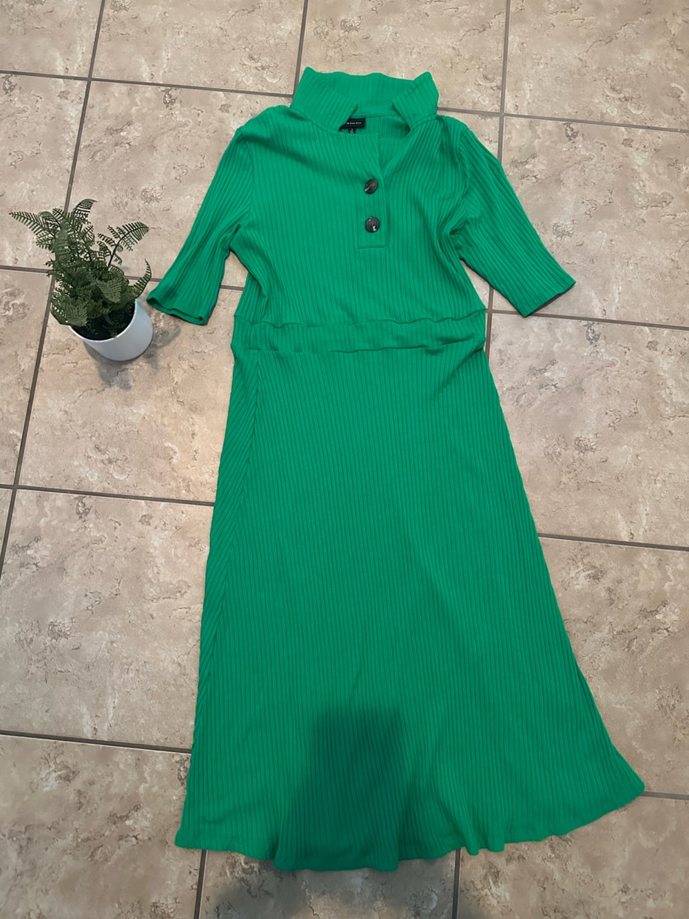 GREEN COLLARED MIDI DRESS - Picture 2 of 6